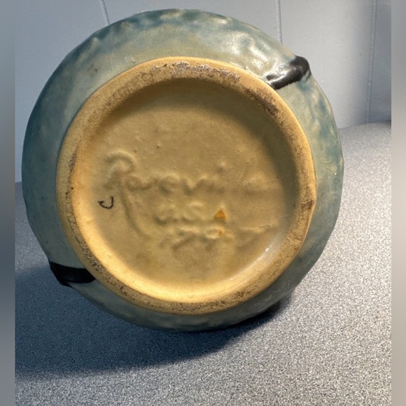 Roseville Pottery Magnolia Vase, Double Handle, Blue Version, 179-7, 1943 - Picture 5 of 7